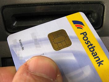 Trotz der Digitalisierung gehört das Geldabheben am Automaten oder Schalter für viele Menschen zu den regelmäßigen Bankgeschäften. Für Kunden der Postbank werden die Möglichkeiten dazu im Landkreis bald noch rarer. Franz-Peter Tschauner/dpa