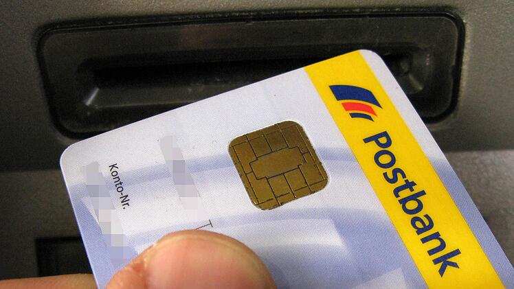 Trotz der Digitalisierung gehört das Geldabheben am Automaten oder Schalter für viele Menschen zu den regelmäßigen Bankgeschäften. Für Kunden der Postbank werden die Möglichkeiten dazu im Landkreis bald noch rarer. Franz-Peter Tschauner/dpa