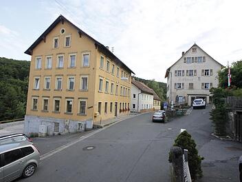 Die enge Ortsdurchfahrt von Egloffstein am Marktplatz Foto: Reinhard Löwisch