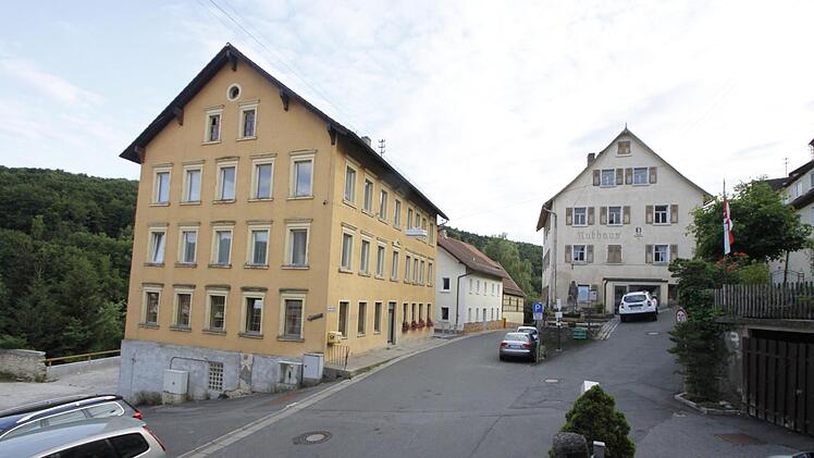 Die enge Ortsdurchfahrt von Egloffstein am Marktplatz Foto: Reinhard Löwisch