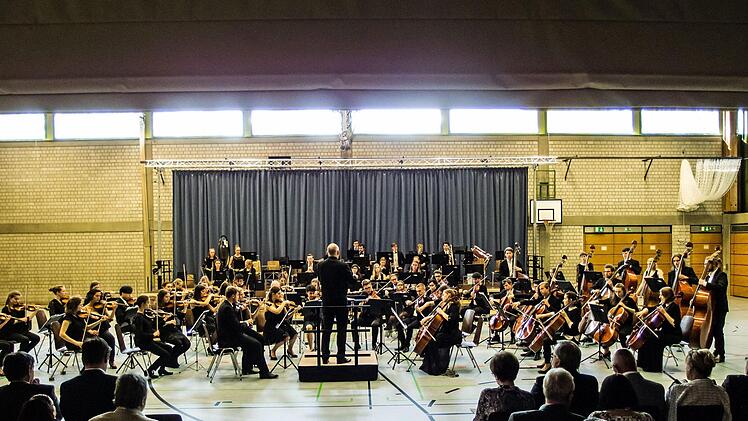 Begeisterten Beifall gab es beim Gastspiel des Jugendsymphonieorchesters Oberfranken in der Frankenhalle Neustadt. Umjubelte Solistin unter der Leitung von Till Fabian Weser war die junge Hornistin Sophia Reuter.Foto: Jochen Berger