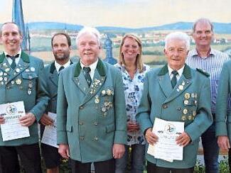 Bei den Ehrungen (von links): 1. Schützenmeister Erwin Kalb, Horst Göring, Jörg Lesch, Richard Werner, Bürgermeisterin Sabine Rießner, Winfried Weinbeer, 3. Schützenmeister Hans-Georg Rießner und Matthias Heft Foto: Alfred Thieret