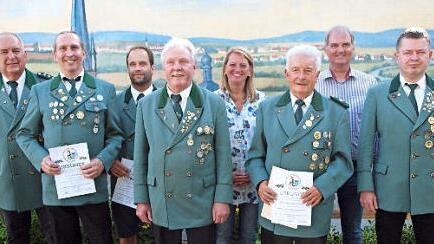 Bei den Ehrungen (von links): 1. Schützenmeister Erwin Kalb, Horst Göring, Jörg Lesch, Richard Werner, Bürgermeisterin Sabine Rießner, Winfried Weinbeer, 3. Schützenmeister Hans-Georg Rießner und Matthias Heft Foto: Alfred Thieret
