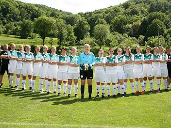 Das Abenteuer Bezirksoberliga beginnt für die Damen des SV Würgau am Freitag um 18 Uhr mit dem Eröffnungsspiel beim TSV Plankenfels. Das Team, von links: Co-Trainer Markus Pfeufer, Trainer Matthias Pitterich, Linda Behr, Anna-Maria Krapp, Ines Greif, Christiane Janosch, Franziska Hornung, Julia Schmid, Belinda Hoidn, Laura Fritsche , Lucie Deinlein, Nadja Rösch, Sabrina Rösch, Anna Schmitt, Sabrina Zenk, Alex Weber, Steffi Linz, Caro Schmitt, Kapitänin Anja Greif, Co-Trainer Patrick Linz und ...