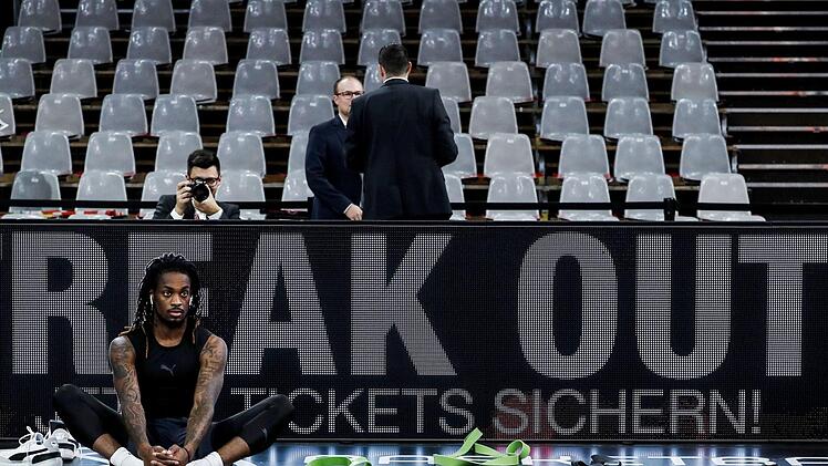Ob sich Paris Lee von Brose Bamberg in diesem Moment mehr Zuschauer wünscht? Der Aufruf an der Werbebande wurde scheinbar nicht befolgt.