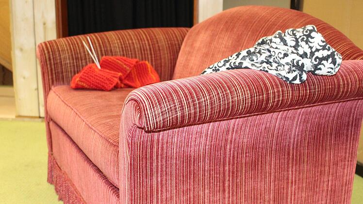 Ein Sofa auf der Bühne. Foto: Julia Raab