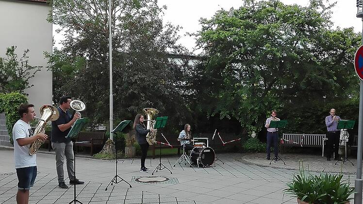 Im Seniorenzentrum waren die Musikerinnen und Musiker der Jugendmusikschule  gern gesehene Gäste. Foto: Rosina Eckert
