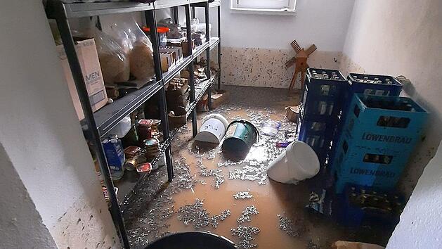 Bis zu einen dreiviertel Meter hoch stand Anfang Juli  nach einem Starkregen das Wasser in einigen Kellern in Lahm im Itzgrund (Bild).  Jetzt k&ouml;nnen Betroffenen auf finanzielle Unterst&uuml;tzung des Freistaats Bayern hoffen. Foto: Feuerwehr Lahm
