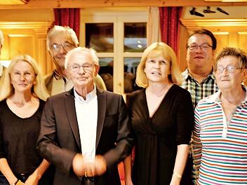 Nach der Wahl, von links: Schatzmeister Joshua Pyka, stellvertretender Vorsitzender Dirk Eilers, Beisitzer Odette Eisenträger-Sarter und Manfred Blinzler, Vorsitzender Manfred Raum, Stadt- und Kreisrätin Sabine Groß, Vorstandsmitglied Udo Gellner, Schriftführerin Angelika Martin und Rechnungsprüfer Friedrich Schedel