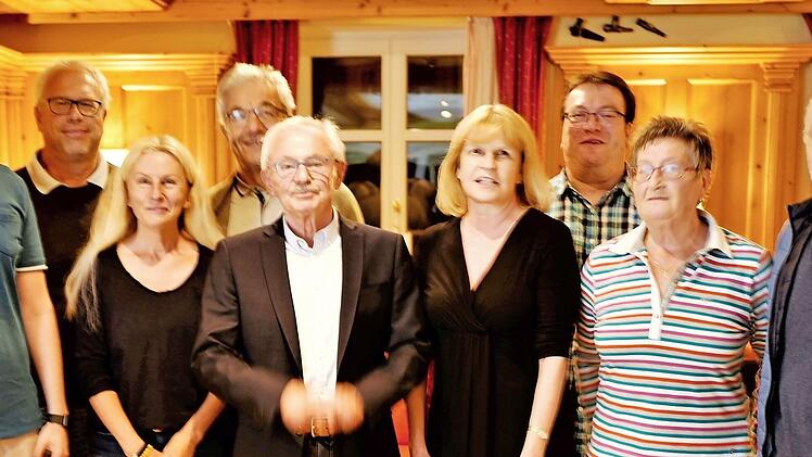 Nach der Wahl, von links: Schatzmeister Joshua Pyka, stellvertretender Vorsitzender Dirk Eilers, Beisitzer Odette Eisenträger-Sarter und Manfred Blinzler, Vorsitzender Manfred Raum, Stadt- und Kreisrätin Sabine Groß, Vorstandsmitglied Udo Gellner, Schriftführerin Angelika Martin und Rechnungsprüfer Friedrich Schedel