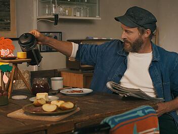 Wie fr&uuml;her mit dem "alten Eder" fr&uuml;hst&uuml;ckt der Pumuckl nun mit dessen Neffen Florian Eder (Florian Br&uuml;ckner).