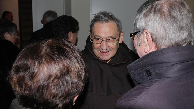 Pater Bonaventura ist den Morlesauern und Ochsenthalern ans Herz gewachsen. Sie standen Schlange, um zu gratulieren.