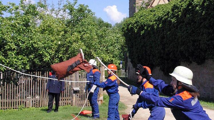 Am Unteren Zwinger lautete die Aufgabe: Zielwurf mit der Feuerwehrleine, hier ausgeführt vom Team Großgarnstadt/Pülsdorf. Foto: Bettina Knauth