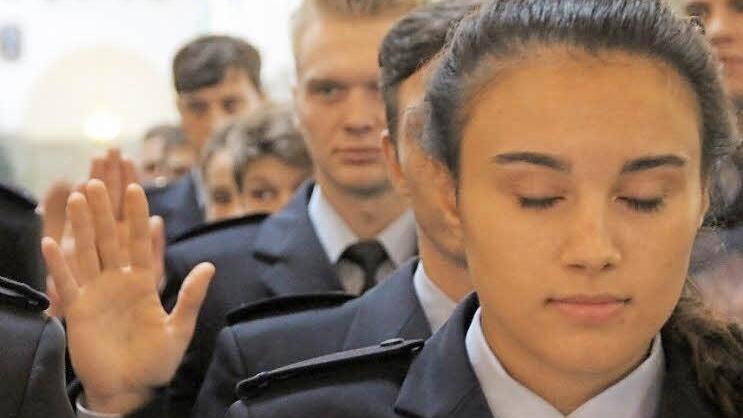 Yesim Kasap legt mit geschlossenen Augen ihren Eid ab.  Fotos: Benedikt Borst