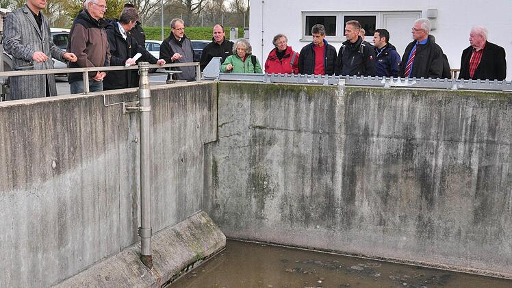 Im Vorklärbecken (im Bild) der Kläranlage in Haßfurt setzt sich der Schlamm ab, der dann über Motorschieber abgezogen und mittels Exzenterschneckenpumpen in den Faulturm gefördert wird.