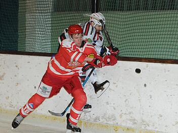 Einstecken und Austeilen gehört zum Eishockey. Auf unserem Bild wird Kissingens Doppeltorschütze Alexander Andrusovich von einem Inzeller an die Bande "geklebt". Foto: Hopf
