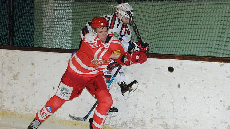 Einstecken und Austeilen gehört zum Eishockey. Auf unserem Bild wird Kissingens Doppeltorschütze Alexander Andrusovich von einem Inzeller an die Bande "geklebt". Foto: Hopf