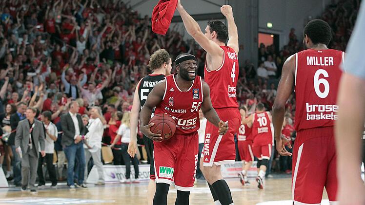 Ein Moment der Glückseligkeit: Die Brose Baskets sind nach einem Jahr des Umbruchs an der Spitze zurück und feiern die siebte Meisterschaft. Fotos: sportpress