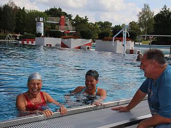 Nach den heißen Wochen hat Freibadchef Hans-Peter Philipp auch mal Zeit für einen Plausch mit Badegästen.  Foto: Andreas Dorsch