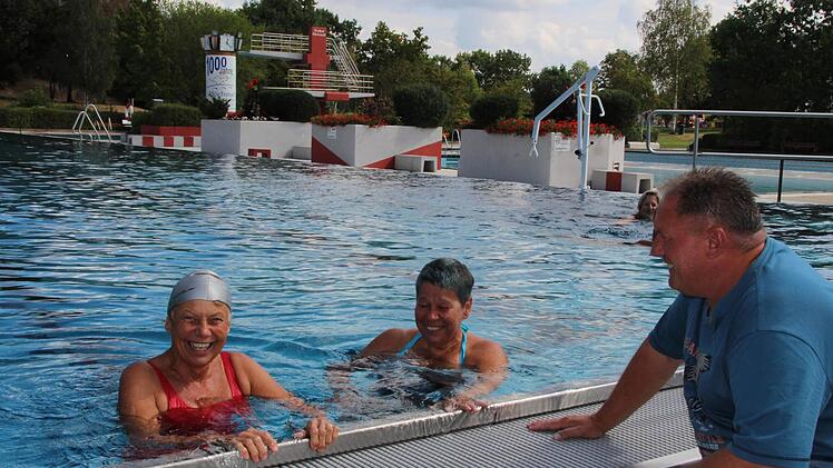 Nach den heißen Wochen hat Freibadchef Hans-Peter Philipp auch mal Zeit für einen Plausch mit Badegästen.  Foto: Andreas Dorsch