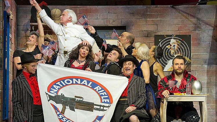 Das gute Ende bahnt sich an: in den Nadelstreifenanzügen die Gangster Martin Rassau (li.) und Volker Heißmann, hinter der Flagge Lilli Vanessi (Sophie Berner), ganz rechts am Tisch Fred Graham (Christian Alexander Müller)  Foto: Jutta Missbach
