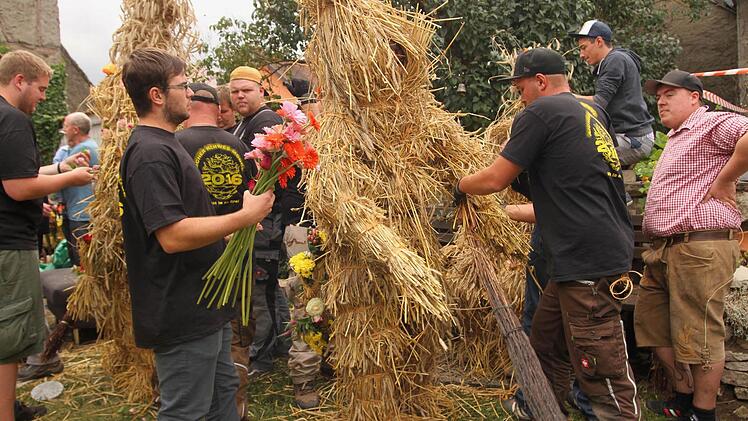 Die Helfer noch eifrig beim Binden und Schmücken. Foto: Günther Geiling