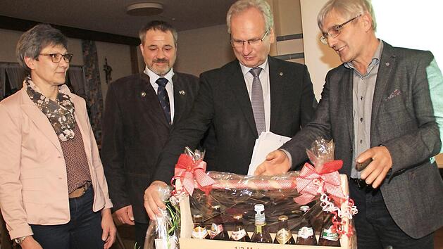 Der Referent des Abends, Hans M&uuml;ller (2. v. rechts), Generalsekret&auml;r des bayerischen Bauernverbandes mit (von links): Kreisb&auml;uerin Marion Warmuth, BBV-Kreisobmann Michael Bienlein und BBV-Gesch&auml;ftsf&uuml;hrer Hans-J&uuml;rgen Rebelein beim agrarpolitischen Diskussionsabend. Foto: Gerda V&ouml;lk