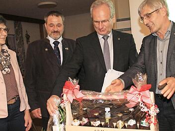 Der Referent des Abends, Hans Müller (2. v. rechts), Generalsekretär des bayerischen Bauernverbandes mit (von links): Kreisbäuerin Marion Warmuth, BBV-Kreisobmann Michael Bienlein und BBV-Geschäftsführer Hans-Jürgen Rebelein beim agrarpolitischen Diskussionsabend. Foto: Gerda Völk
