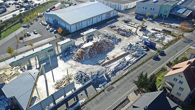 Der Abriss des fr&uuml;heren Hagebaumarkts l&auml;uft auf Hochtouren. Das Geb&auml;ude des ehemaligen Baustoffhandels (links) ist fast schon abgetragen. Foto: Heinrich Wei&szlig;