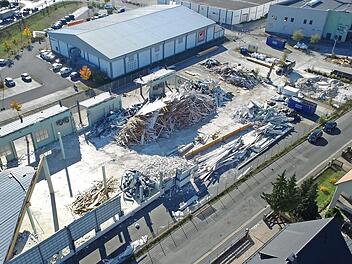 Der Abriss des früheren Hagebaumarkts läuft auf Hochtouren. Das Gebäude des ehemaligen Baustoffhandels (links) ist fast schon abgetragen. Foto: Heinrich Weiß