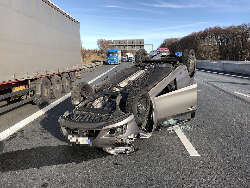 Schwerer Unfall auf A9: Auto überschlägt sich - Person verletzt