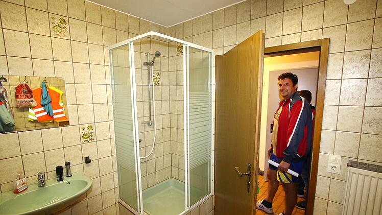 Die einzige Dusche am Sportgelände findet sich in der Schiedsrichterkabine.