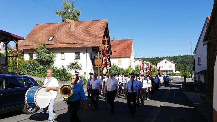 Festzug durch den Ort. Foto: Hans Peter R&ouml;lling