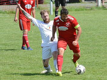 Im Testspiel die Nase vorn hatte Michael Schröter (rechts) mit der DJK Schondra bei der TSVgg Hausen um Fabian Löffler. Foto: ssp