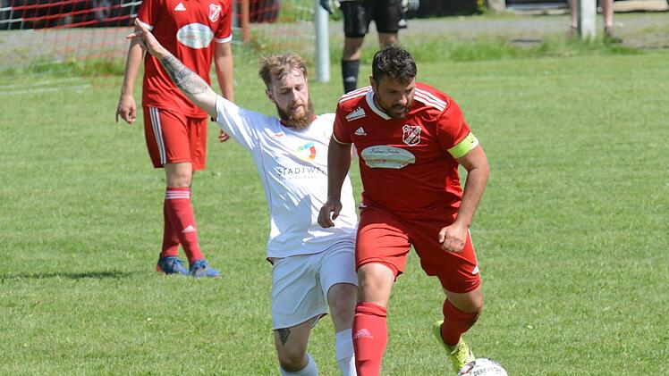 Im Testspiel die Nase vorn hatte Michael Schröter (rechts) mit der DJK Schondra bei der TSVgg Hausen um Fabian Löffler. Foto: ssp