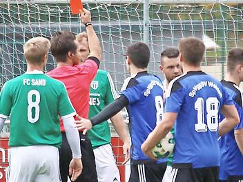 Seine körperbetonte Spielweise sorgte dafür, dass Johannes Bechmann in seinen 322 Partien in der Regional- und Bayernliga 24 Mal vorzeitig vom Platz musste. So wie hier im Oktober 2017 gegen die SpVgg Weiden.