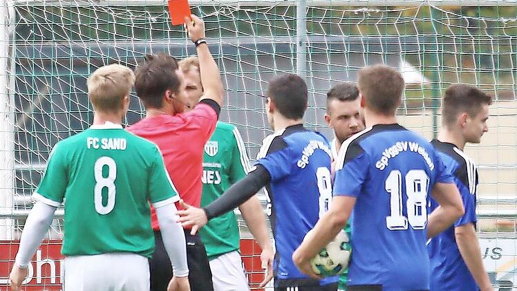 Seine körperbetonte Spielweise sorgte dafür, dass Johannes Bechmann in seinen 322 Partien in der Regional- und Bayernliga 24 Mal vorzeitig vom Platz musste. So wie hier im Oktober 2017 gegen die SpVgg Weiden.