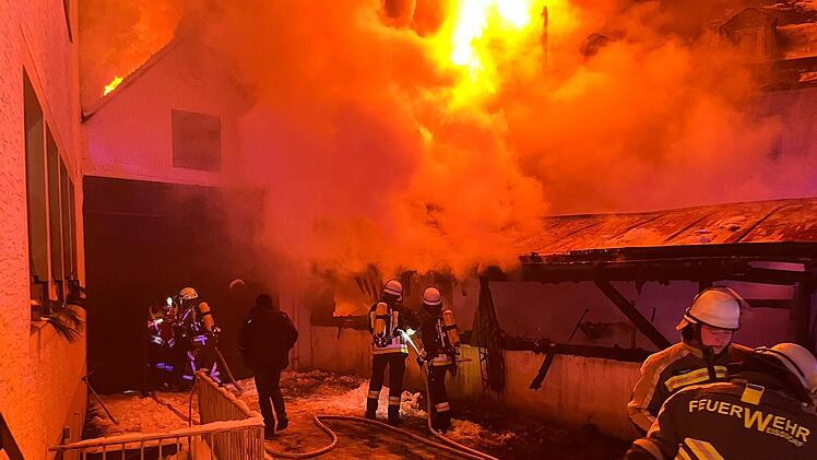 Feuerwehr-Großeinsatz nach Scheunenbrand in Weißdorf