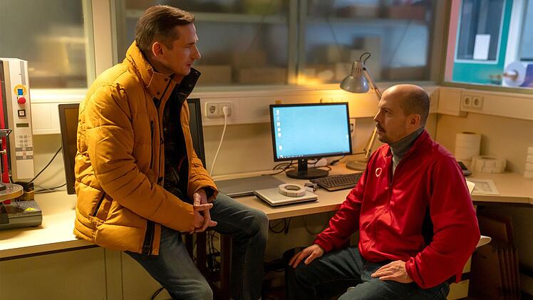 Was hat der Geschäftspartner des Opfers zu verbergen? Kommissar Rainer Witt (Till Firit) fragt bei Kai Berger (David Ruland) nach.