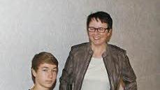 Dirigentin Jutta Diroll freut sich, dass Schlagzeuger Gabriel Koller in der Kapelle bleibt.