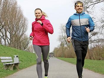 Für das Foto nicht ganz mit "Vollgas": Reporterin Anna Lienhardt und Trainer Peter Dietz auf der Trainingsstrecke Foto: Barbara Herbst