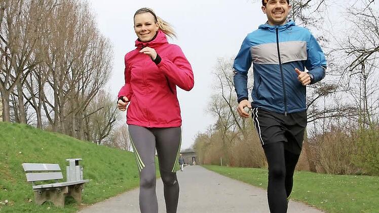 Für das Foto nicht ganz mit "Vollgas": Reporterin Anna Lienhardt und Trainer Peter Dietz auf der Trainingsstrecke Foto: Barbara Herbst