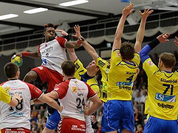 Herr der Lüfte: Gary Hines stellte beim 25:25 gegen Leipzig seine Sprungkraft unter Beweis.  Foto: Anand Anders