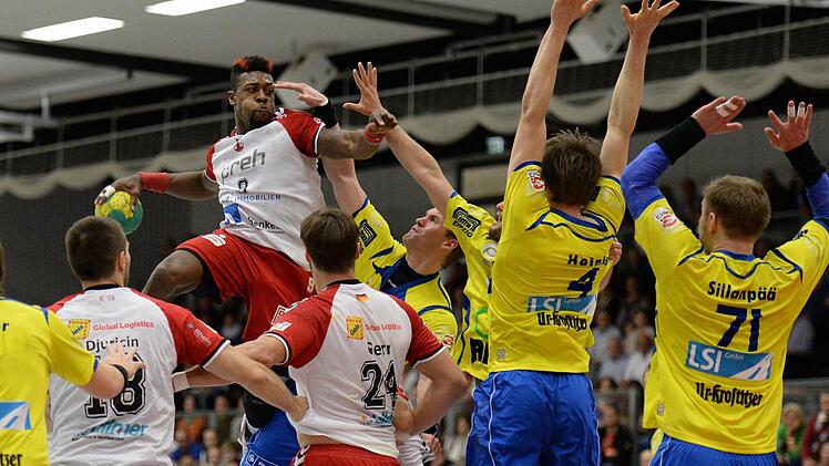 Herr der Lüfte: Gary Hines stellte beim 25:25 gegen Leipzig seine Sprungkraft unter Beweis.  Foto: Anand Anders