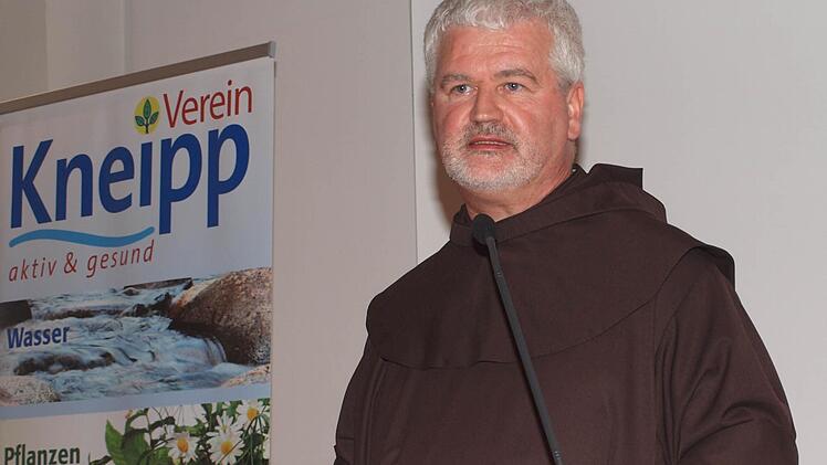 Franziskanerpater Christoph Kreitmeir bei seinem Vortrag Foto: A. Thieret