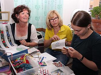 Susanne Hinz (links) ist eine Expertin in Gobelinstickerei. Hier lernt sie zwei Besucherinnen an. Fotos: Evi Seeger