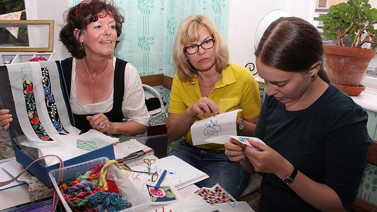 Susanne Hinz (links) ist eine Expertin in Gobelinstickerei. Hier lernt sie zwei Besucherinnen an. Fotos: Evi Seeger