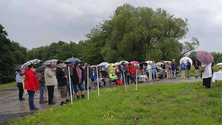 Kaum erklang die ehemalige Rothenrainer Glocke mittels Handy-Aufnahme zur Andacht, setzte Regen ein. Im vergangenen Jahr hatte der Glockenklang für Sonnenschein gesorgt. Foto: Steffi Elm
