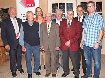 Harald Kober, Doris Stadelmeyer, Winfried Weinbeer, Mathias Eckardt und Jürgen Panzer (hinten von links) bedankten sich bei Hermann Rößner, Rudolf Schäfer und Bernhard Rübensaal (vorne von links) für ihre 60-, 70- bzw. 50-jährige Treue zur Gewerkschaft.