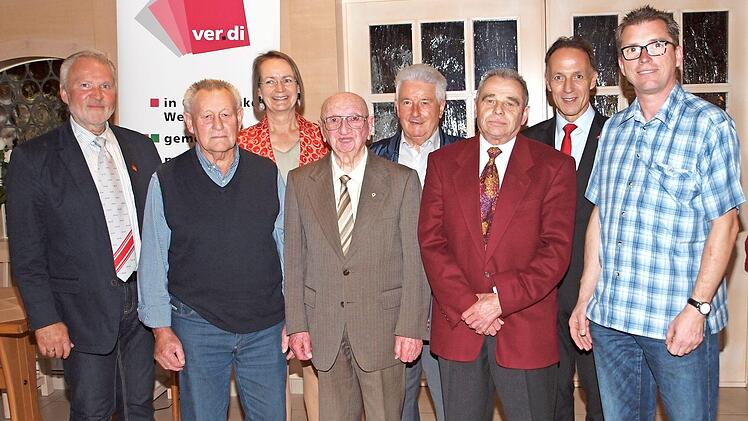 Harald Kober, Doris Stadelmeyer, Winfried Weinbeer, Mathias Eckardt und Jürgen Panzer (hinten von links) bedankten sich bei Hermann Rößner, Rudolf Schäfer und Bernhard Rübensaal (vorne von links) für ihre 60-, 70- bzw. 50-jährige Treue zur Gewerkschaft.